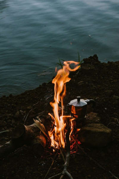 Feuerstelle mit Bioletti-Kaffekocher am See